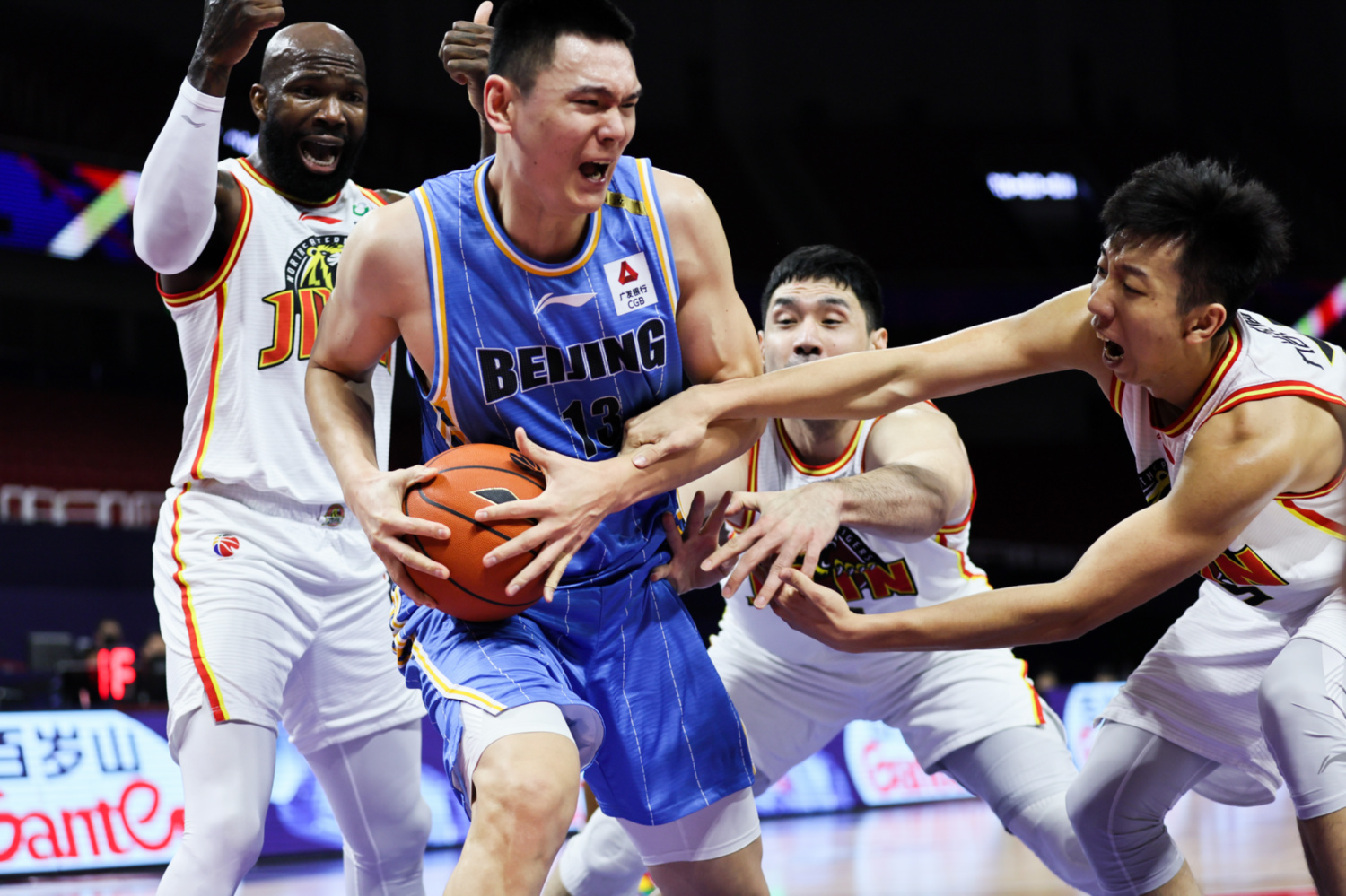 四川队鏖战江苏队，约基奇扛起全队