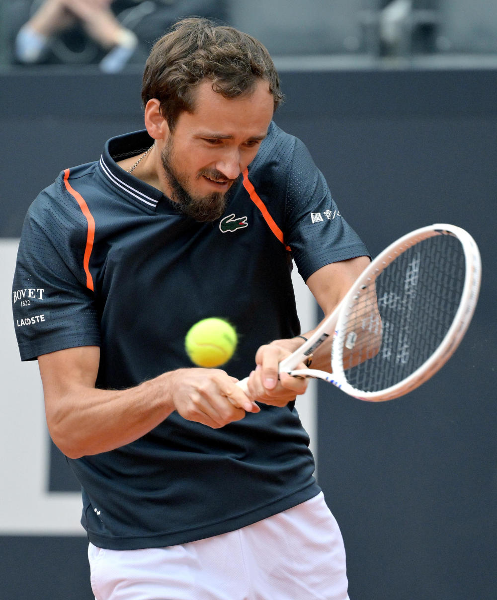 意大利网球队完胜世界网球队，梅德韦杰夫送出助攻