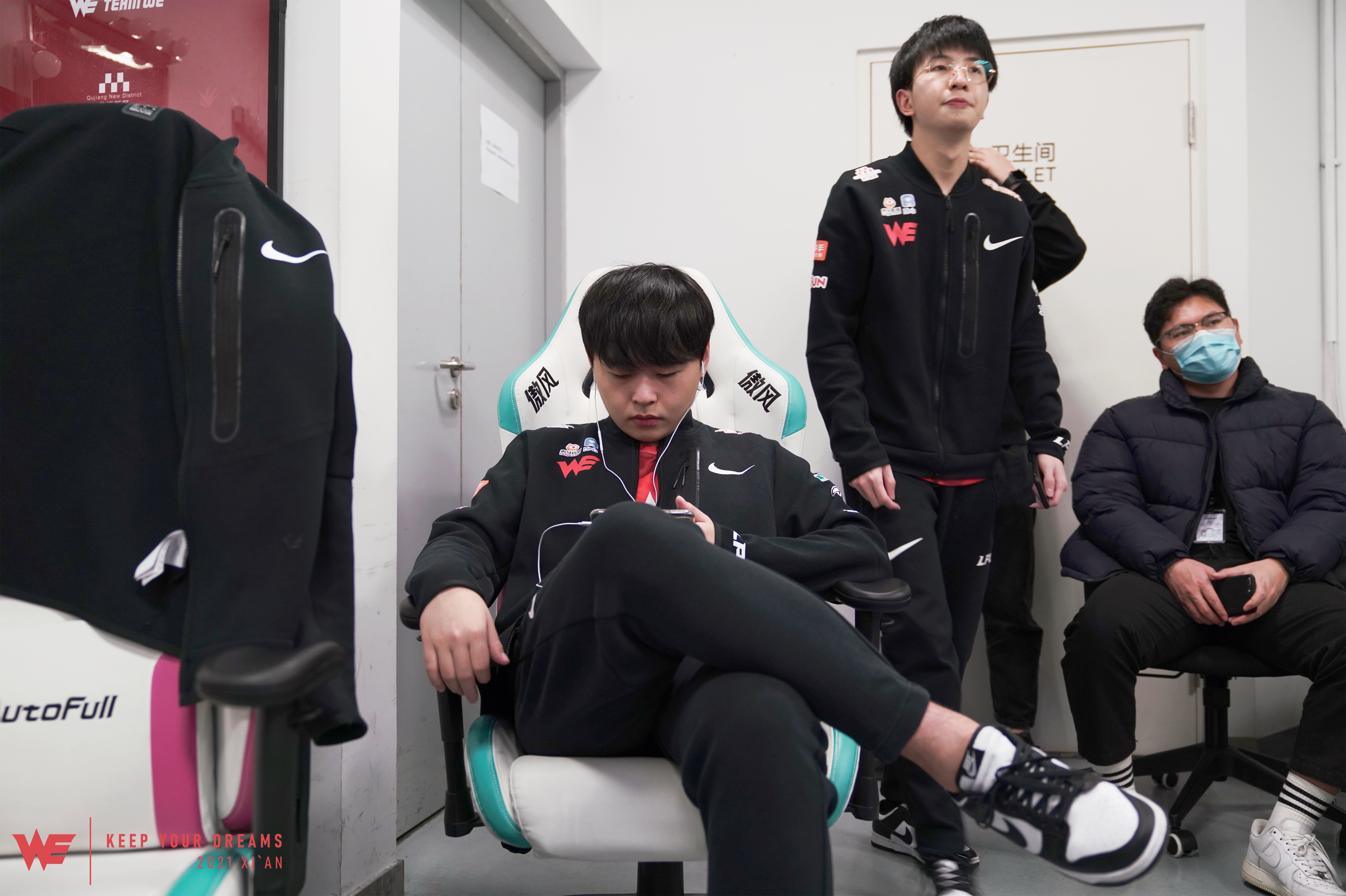 TeamWE轻取CLG，Uzi一己之力扛起全队