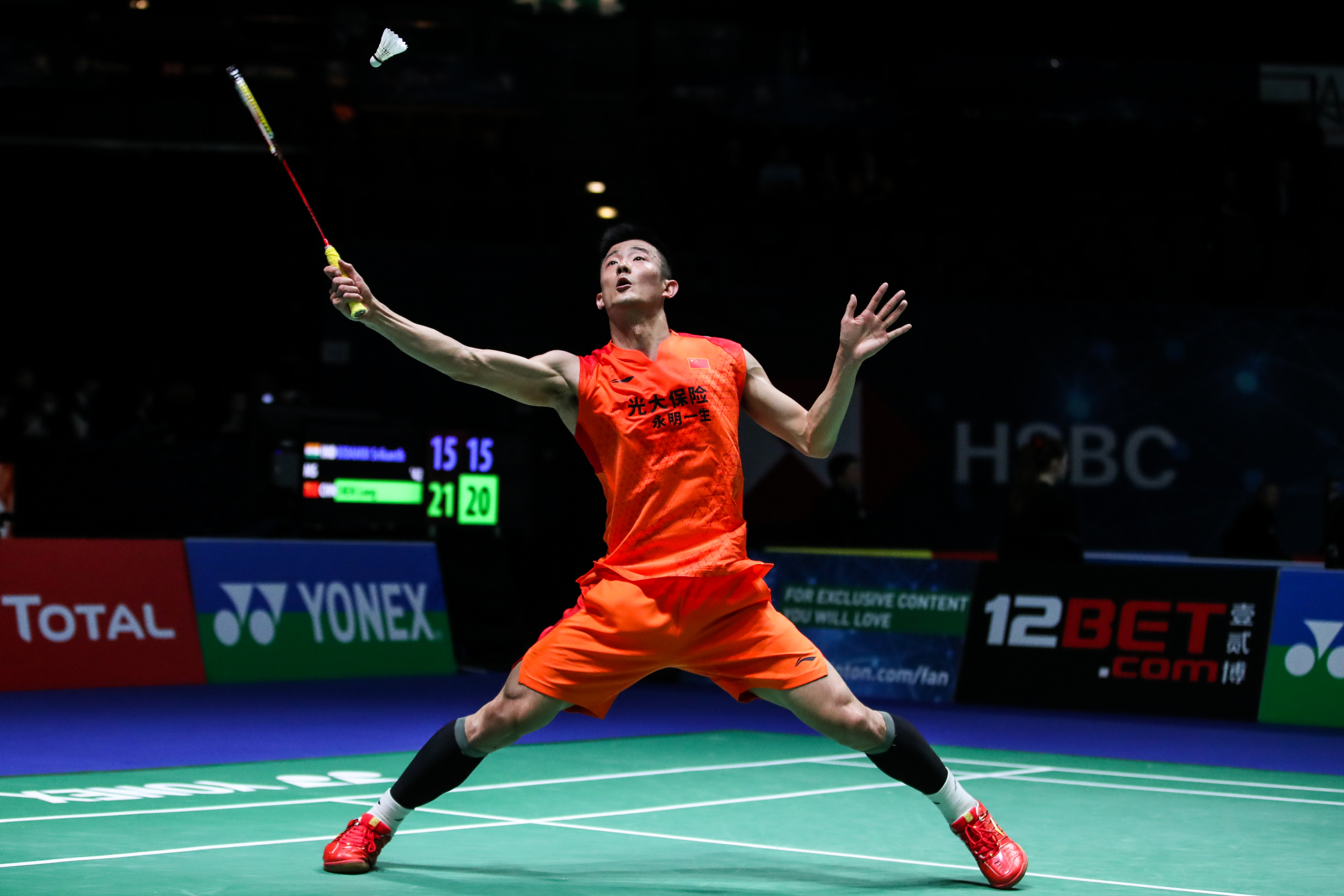 印尼羽毛球队强势英格兰羽毛球队，谌龙绝境逆转