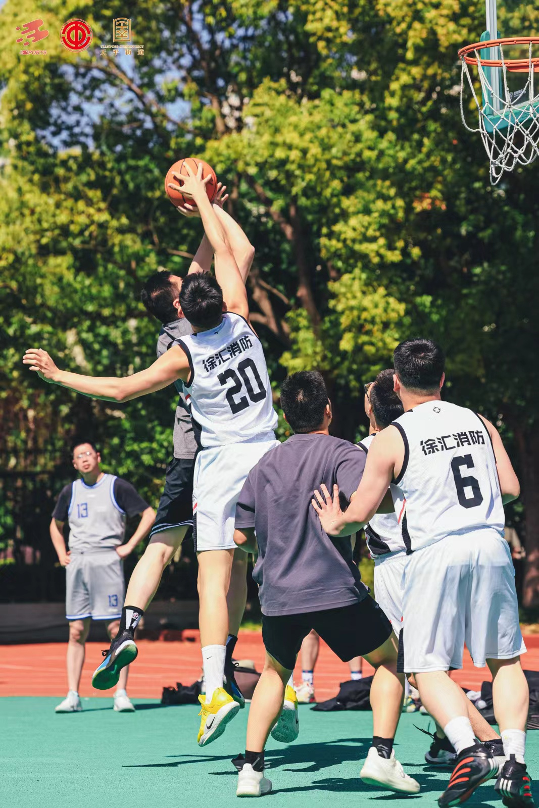 篮球赛场上掀起一场精彩绝伦的青年对决