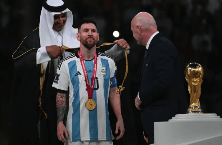 卡塔尔球队勇夺胜利，晋级强