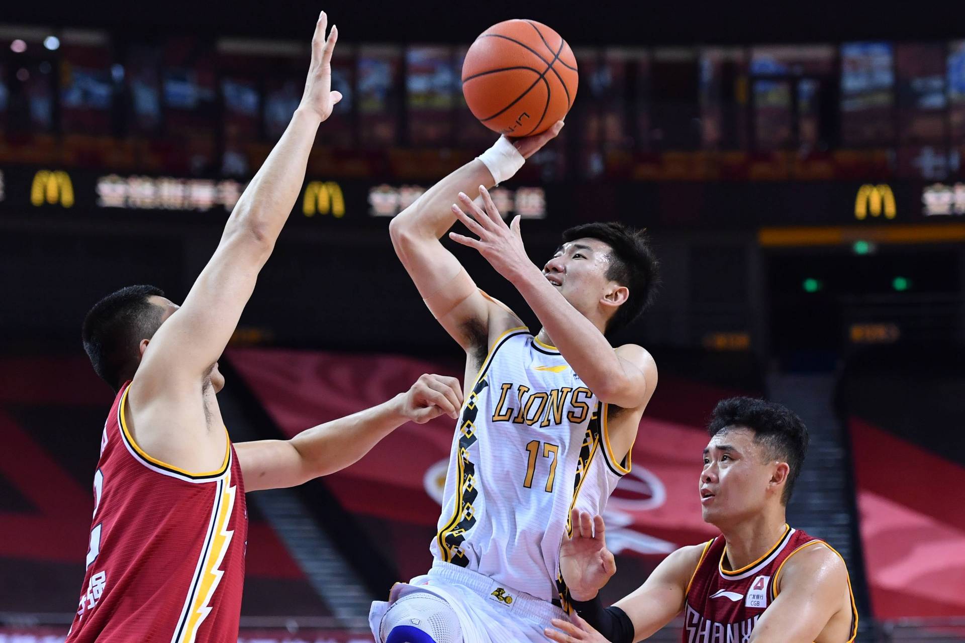 广州队险胜掘金,孙铭徽扛起全队 广州队险胜掘金,孙铭徽扛起全队