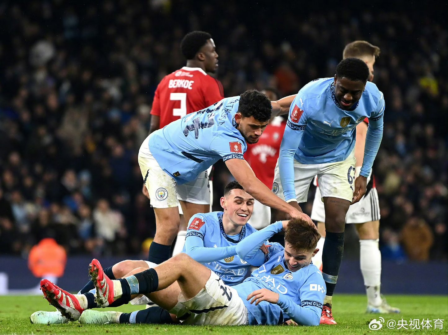 曼城中场展现统治力，横扫对手