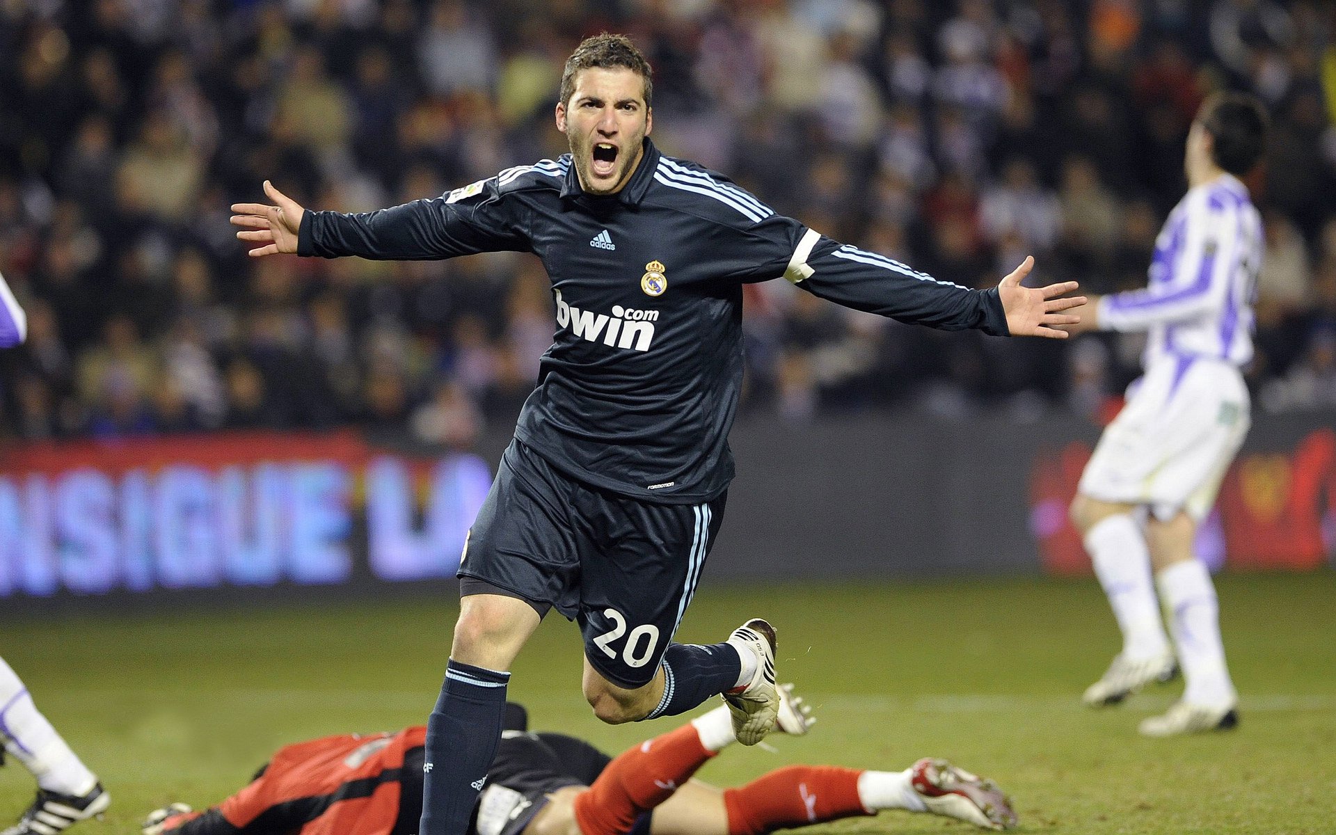 绿茵双城记，从西甲国家德比到尼比鏖战，足球如何定义我们的时代